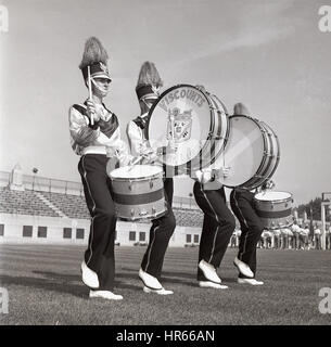 Années 1950, historiques, Marching Band de l'université américaine de l'équipe de football, les vicomtes de McHenry Illinois, exerçant dans le stade avant un match. Banque D'Images