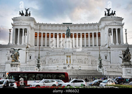 ROME, ITALIE - 16 mars 2016 : les touristes visitant l'autel de la patrie (Altare della Patria) connu comme le Monumento Nazionale a Vittorio Emanuele Banque D'Images
