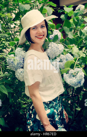 Portrait d'une belle femme dans le jardin de fleurs Banque D'Images