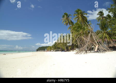 Belle plage de sable blanc sur l'île de Boracay, philippines. Banque D'Images