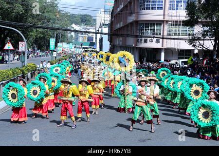 Baguio City, Philippines. Feb 26, 2017. Les étudiants effectuant leur danse de rue pendant la Parade de flottement dans le cadre de la célébration du Festival 2017 "Panagbenga" dans la ville de Baguio, le 26 février 2017. Pangabenga Festival est la Rose Parade version dans les Philippines et tous le flotteur était couverte de fleurs fraîches. Credit : Gregorio B. Dantes Jr./Pacific Press/Alamy Live News Banque D'Images