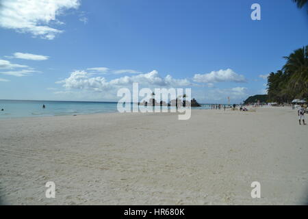 Belle plage de sable blanc sur l'île de Boracay, philippines. Banque D'Images