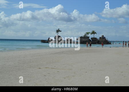 Belle plage de sable blanc sur l'île de Boracay, philippines. Banque D'Images