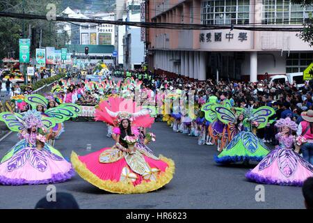 Baguio City, Philippines. Feb 26, 2017. Les étudiants effectuant leur danse de rue pendant la Parade de flottement dans le cadre de la célébration du Festival 2017 "Panagbenga" dans la ville de Baguio, le 26 février 2017. Pangabenga Festival est la Rose Parade version dans les Philippines et tous le flotteur était couverte de fleurs fraîches. Credit : Gregorio B. Dantes Jr./Pacific Press/Alamy Live News Banque D'Images