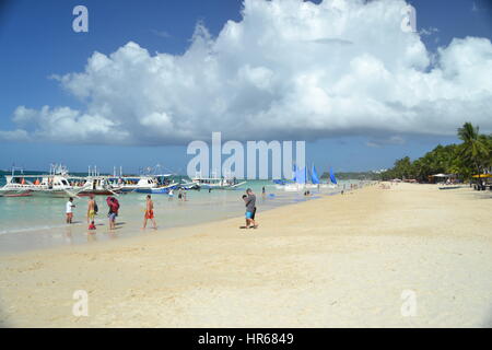 Belle plage de sable blanc sur l'île de Boracay, philippines. Banque D'Images