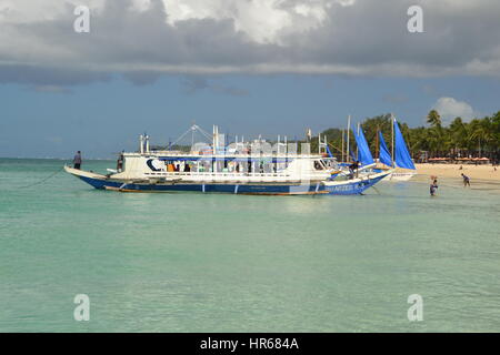 Belle plage de sable blanc sur l'île de Boracay, beaucoup de bateaux ancrés, philippines. Banque D'Images