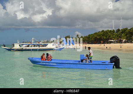 Belle plage de sable blanc sur l'île de Boracay, beaucoup de bateaux ancrés, philippines. Banque D'Images