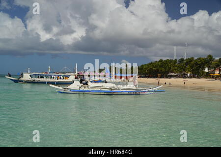 Belle plage de sable blanc sur l'île de Boracay, beaucoup de bateaux ancrés, philippines. Banque D'Images