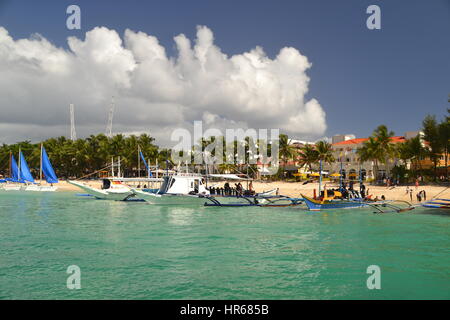 Belle plage de sable blanc sur l'île de Boracay, beaucoup de bateaux ancrés, philippines. Banque D'Images