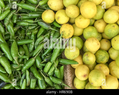 Et lime green chili sur affichage du marché Banque D'Images