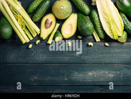 Mélange de fruits et légumes sains vert sur fond noir, top view with copy space Banque D'Images