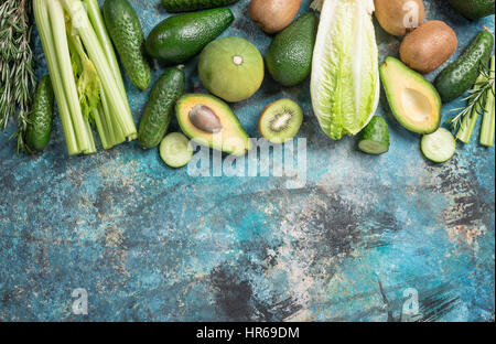 Mélange de fruits et légumes sains verte sur fond bleu, top view with copy space Banque D'Images