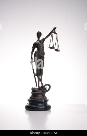 Statue antique de la justice sur fond blanc Banque D'Images