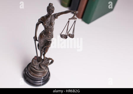 Themis sur un tableau blanc dans le contexte des livres. Banque D'Images