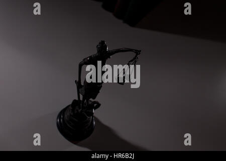 Silhouette de Themis sur un tableau blanc dans le contexte des livres. Banque D'Images