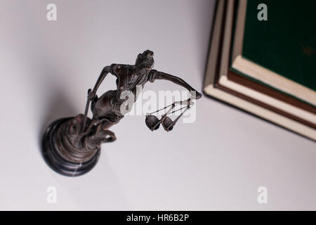 Themis sur l'arrière-plan des livres. Banque D'Images