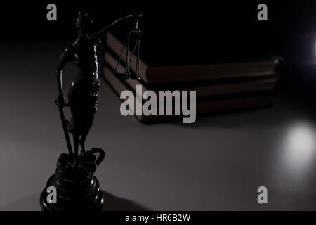 Silhouette de Themis sur un tableau blanc dans le contexte des livres. Banque D'Images