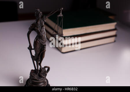 Themis sur un tableau blanc dans le contexte des livres. Banque D'Images