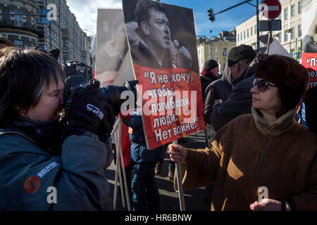 Russie, Moscou, le 26 février, 2017. Le correspondant de l'agence Reuters lors d'un travail à l'occasion de mars deux ans que le chef de l'opposition, Boris Nemtsov's Murder Banque D'Images