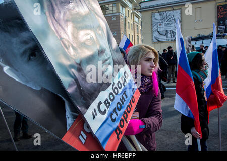 Russie, Moscou, le 26 février, 2017. Les participants à une marche pour marquer les deux ans que le chef de l'opposition, Boris Nemtsov's Meurtre à Moscou, Russie Banque D'Images