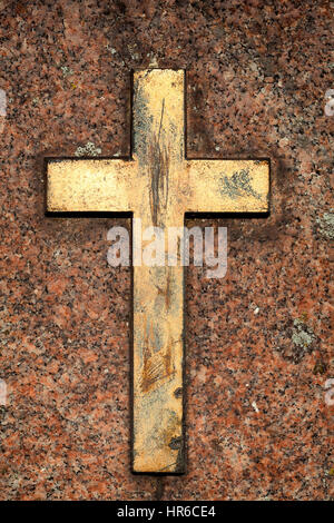 Golden cross grungy de granit rouge op Banque D'Images