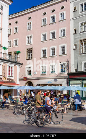 Les cyclistes en face d'un café dans le marché Alter, Salzbourg, Autriche Banque D'Images