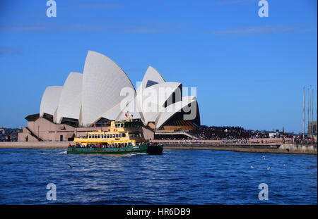 Le traversier (Alimentation) passant de l'Opéra de Sydney, Sydney, Nouvelle-Galles du Sud, Australie. Banque D'Images