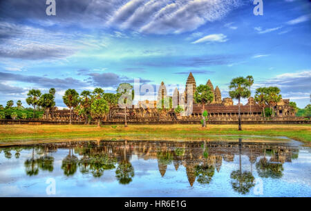 Angkor Wat vu à travers le lac, site du patrimoine mondial de l'UNESCO au Cambodge Banque D'Images