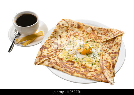 Repas cuit au four traditionnel adjar khachapuri avec du fromage, l'oeuf et le jaune d'œuf et tasse de café fort sur blanc fond isolé Banque D'Images