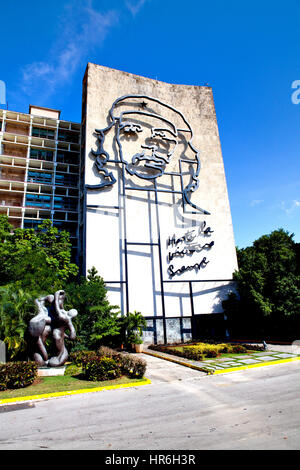 La Havane, Cuba - 11 décembre 2016 : Che Guevara contour en acier sur Ministère de l'intérieur à la place de la révolution de La Havane, Cuba. "Hasta la victoria siem Banque D'Images