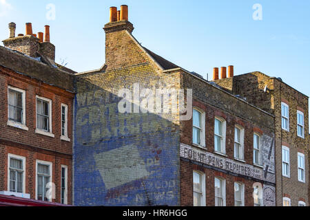 Ils ont perdu une vieille publicité sur le côté d'un immeuble à Stoke Newington, Londres Banque D'Images