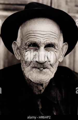 VIEUX VISAGE TAPÉ personnage de portrait B+W soleil tapé temps passé étude de visage de gentleman âgé avec cigarillo portant un chapeau à Vegueta, Las Palmas, îles Canaries Espagne Banque D'Images