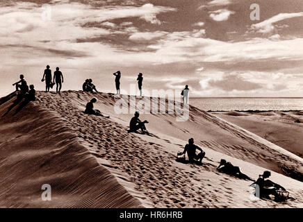 Gran Canaria MASPALOMAS DUNES RÉTRO VACANCES DÉTENTE PAIX Timeless, tempérée, tonifiée image B & W d'un arrangement surréel de personnes sur l'écusson d'une dune de sable, à Maspalomas Gran Canaria Canaria Canarias Espagne...Ian Shaw Photographie Kodak Photographe Kodak 35 mm Art of 35 mm Livre Banque D'Images