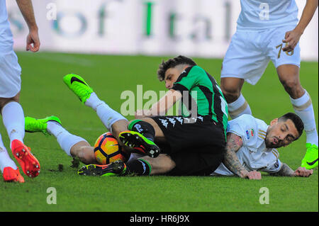 Reggio Emilia, Italie. Feb 26, 2017. A.C. Milan a battu par 1 à 0 sur : Sassuolo américain pour l'A.C. Milan Le but est marqué par Carlos Arturo Bacca Ahumada dans le pic : Domenico Berardi Sassuolo, l'avant et et de l'équipe nationale d'Italie et José Sosa Milan's defender lutte pour le ballon au cours de la série d'un match de football entre l'US Sassuolo Calcio et A.C. Stade Mapei à Milan à Reggio Emilia ph Massimo Morelli Crédit : Massimo Morelli/Pacific Press/Alamy Live News Banque D'Images