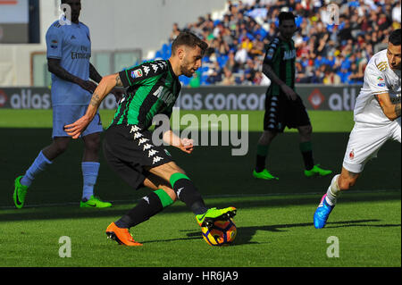 Reggio Emilia, Italie. Feb 26, 2017. U.S. Sassuolo Calcio vs A.C. Serie A Milan football Euro 2016 2017 U.S. Sassuolo Calcio vs A.C. Milan Reggio Emilia Stade Mapei 26/02/2017 A.C. Milan a battu par 1 à 0 sur : Sassuolo américain pour l'A.C. Milan Le but est marqué par Carlos Arturo Bacca Ahumada dans le pic : Domenico Berardi Sassuolo's de l'avant et de l'équipe nationale et de l'Italie au cours de la série d'un match de football entre l'US Sassuolo Calcio et A.C. Stade Mapei à Milan à Reggio Emilia ph Massimo Morelli Crédit : Massimo Morelli/Pacific Press/Alamy Live News Banque D'Images