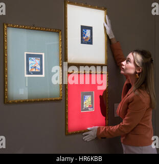 Bonhams, Londres, 27 février 2017. Un membre du personnel de Bonhams se redresse d'un jeu de trois aquarelles de Mino Della Site ; 'Sintesi di Virata', 'Aeropittura' et 'Sogno Delli'Aviere', avec l'ensemble prévu entre 5 000 € et 7 000 €, à l'impressionniste Bonhams et vente d'art moderne à l'aperçu de la presse leur Mayfair Gallery de Londres. Crédit : Paul Davey/Alamy Live News Banque D'Images