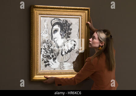 Bonhams, Londres, 27 février 2017. Un membre du personnel de Bonhams ajuste la pendaison de Marc Chagall's 'Clown au bouquet de fleurs", qui est prévu de vendre pour 100 000 € entre 150 000 € et, à l'impressionniste Bonhams et vente d'art moderne à l'aperçu de la presse leur Mayfair Gallery de Londres. Crédit : Paul Davey/Alamy Live News Banque D'Images