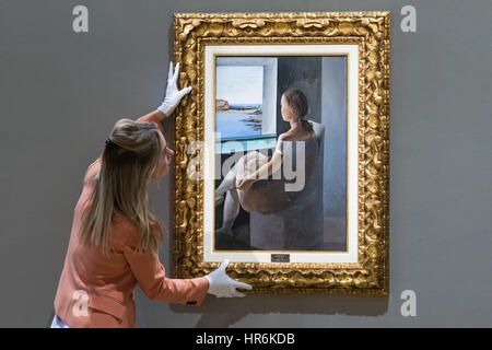 Bonhams, Londres, 27 février 2017. Un membre du personnel de Bonhams ajuste Salvador Dali's 'Figura de perfil', qui devrait récupérer entre EUR 800,0000 € 1 200 000 et, à l'impressionniste Bonhams et vente d'art moderne à l'aperçu de la presse leur Mayfair Gallery de Londres. Crédit : Paul Davey/Alamy Live News Banque D'Images