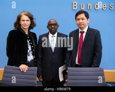 Berlin, Allemagne. Feb 27, 2017. Mireille Fanon-Mendès-France (l-r), Sabelo Gumedze et Ricardo Sunga du Groupe de travail de l'ONU d'Experts sur les personnes d'ascendance africaine, présenter leur point de vue sur la situation des droits de l'homme en Allemagne au cours d'une conférence de presse à Berlin, Allemagne, 27 février 2017. Photo : Bernd von Jutrczenka/dpa/Alamy Live News Banque D'Images