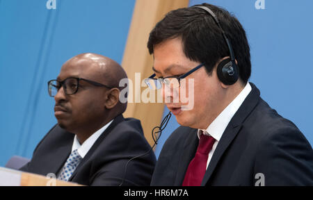 Berlin, Allemagne. Feb 27, 2017. Sabelo Gumedze (l) et Ricardo Sunga du Groupe de travail de l'ONU d'Experts sur les personnes d'ascendance africaine, présenter leur point de vue sur la situation des droits de l'homme en Allemagne au cours d'une conférence de presse à Berlin, Allemagne, 27 février 2017. Photo : Bernd von Jutrczenka/dpa/Alamy Live News Banque D'Images