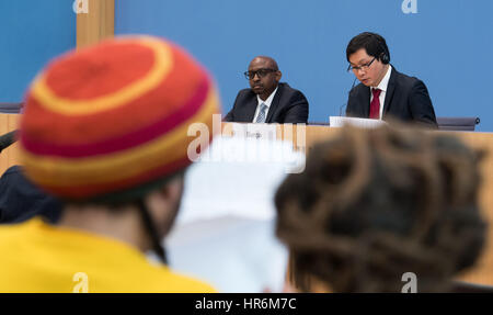 Berlin, Allemagne. Feb 27, 2017. Sabelo Gumedze (l) et Ricardo Sunga du Groupe de travail de l'ONU d'Experts sur les personnes d'ascendance africaine, présenter leur point de vue sur la situation des droits de l'homme en Allemagne au cours d'une conférence de presse à Berlin, Allemagne, 27 février 2017. Photo : Bernd von Jutrczenka/dpa/Alamy Live News Banque D'Images