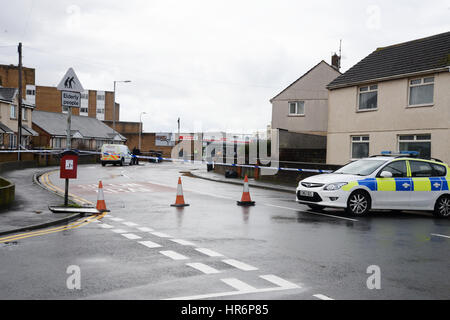 Sandfields, Port Talbot, Pays de Galles, Royaume-Uni. Feb 27, 2017. Les policiers enquêtent sur la mort suspecte d'un homme à Port Talbot qui s'est passé dans les premières heures de ce matin. Le 37-year-old victime a été retrouvé avec de graves blessures à la suite d'un incident dans le chemin Dalton. Un homme de 33 ans a été arrêté et est actuellement en garde à vue. Crédit : Steven Phillips/Alamy Live News Banque D'Images