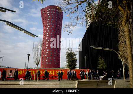 Barcelone, Catalogne, Espagne. Feb 27, 2017. Tôt le matin attendes arriver au Congrès mondial de la téléphonie mobile mobile le plus important au monde en juste qui rassemble les entreprises mobiles et où les derniers développements dans le secteur sont présentés. Crédit : Jordi Boixareu/ZUMA/Alamy Fil Live News Banque D'Images