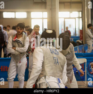 CASALE MONFERRATO, ITALIE - février 25, 2017 : le tireur dans un match à l'italien d'escrime à Casale Monferrato Crédit : Fabio Alcini/Alamy Live News Banque D'Images