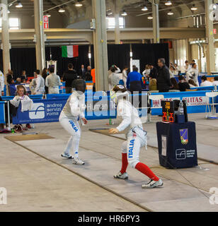 CASALE MONFERRATO, ITALIE - février 25, 2017 : le tireur dans un match à l'italien d'escrime à Casale Monferrato Crédit : Fabio Alcini/Alamy Live News Banque D'Images