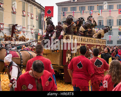 Ivrea, Italie 27 février 2017 : la bataille des oranges. Le carnaval d'Ivrea est un des plus spectaculaires de l'Italie la tradition de jeter des oranges entre groupes organisés. crédit : optikat/Alamy live news Banque D'Images