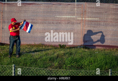 Bracelona, Allemagne. Feb 27, 2017. Un fan de sport automobile qui agitait un drapeau sur le cours à l'avant-saison de Formule 1 essais au Circuit de Catalogne à Bracelona, Allemagne, 27 février 2017. La nouvelle saison de Formule 1 débute le 26 mars 2017 en Australie. Photo : Jens Büttner/dpa-Zentralbild/dpa/Alamy Live News Banque D'Images