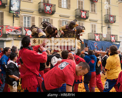 Ivrea, Italie 27 février 2017 : la bataille des oranges. Le carnaval d'Ivrea est un des plus spectaculaires de l'Italie la tradition de jeter des oranges entre groupes organisés. crédit : optikat/Alamy live news Banque D'Images