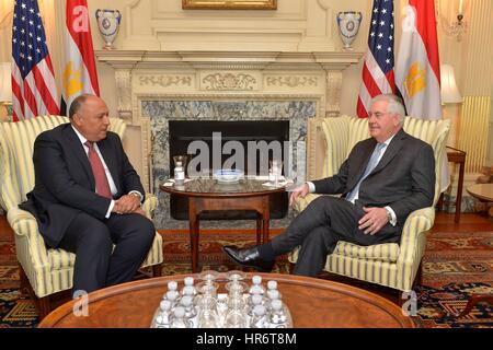 Washington, USA. Feb 27, 2017. La secrétaire d'État des États-Unis, Rex Tillerson est titulaire d'une réunion bilatérale avec le Ministre des affaires étrangères égyptien Sameh Shoukry au département d'État le 27 février 2017 à Washington, DC Crédit : Planetpix/Alamy Live News Banque D'Images