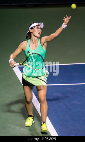 Kuala Lumpur, Malaisie. Feb 27, 2017. Sai Sai Zheng de Chine (CHN) au service de ALYA WTA Open de Malaisie 2017 Tournoi de tennis à Kuala Lumpur. Credit : Danny Chan/Alamy Live News Banque D'Images